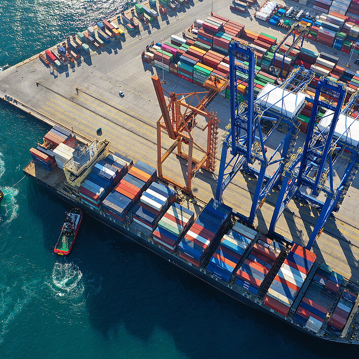 Hafen von oben mit Containern Schiff und Kränen im Bild 
