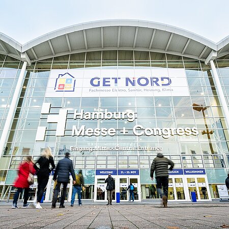 Haupteingang des Hamburg Messe und Congress Zentrums mit großem Banner zur Fachmesse GET NORD. Mehrere Personen bewegen sich auf den Eingang zu