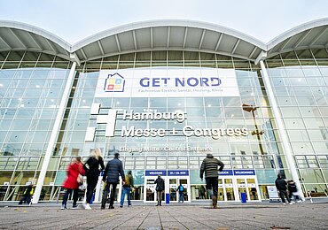 Haupteingang des Hamburg Messe und Congress Zentrums mit großem Banner zur Fachmesse GET NORD. Mehrere Personen bewegen sich auf den Eingang zu