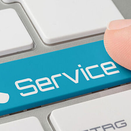 Finger drückt auf Taste "Service" 