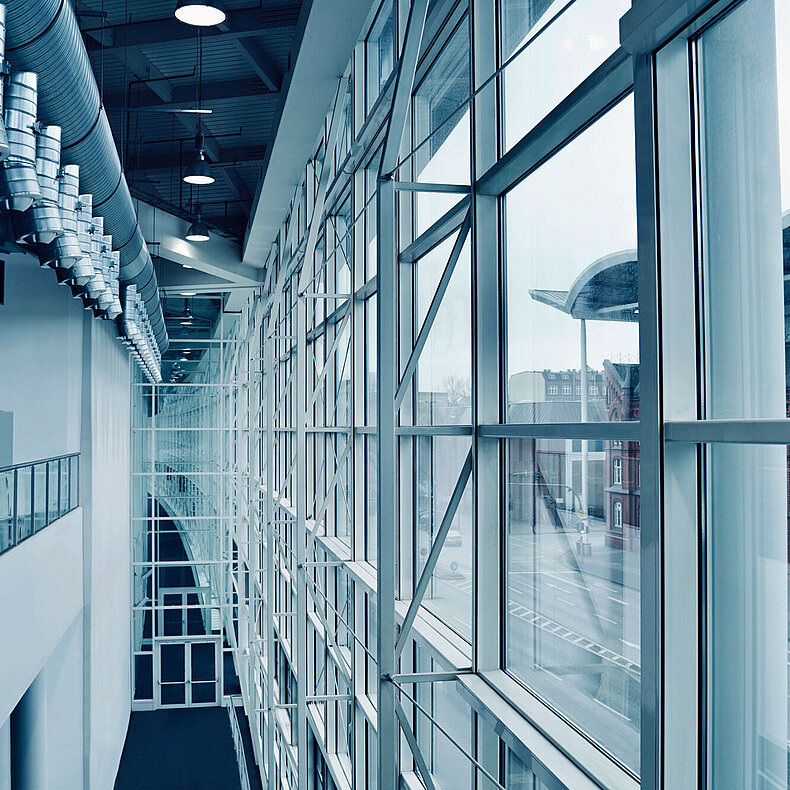 Hamburg Fair: Aisle between hall B6 and glass façade