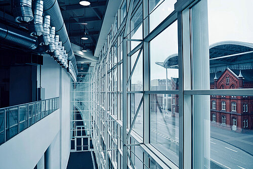 Hamburg Fair: Aisle between hall B6 and glass façade Hamburg Fair: Aisle between hall B6 and glass façade