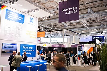 Blick über den Start-up-Bereich der SMM mit Ausstellungsständen und Messebesuchenden.