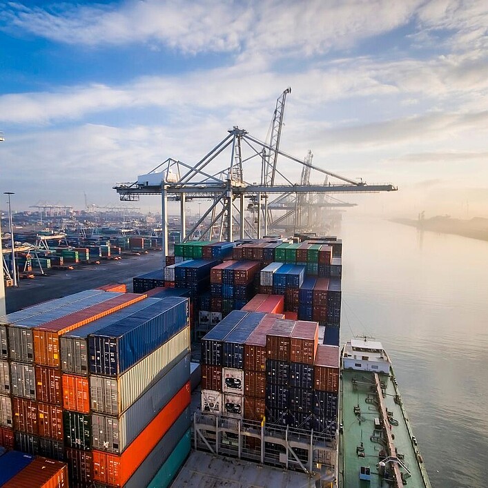 Containerhafen mit Schiff drauf