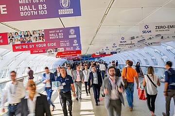 Viele Menschen auf dem Skywalk auf der Messe SMM in Hamburg.