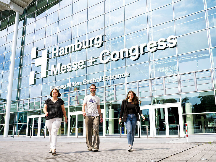 HMC-Mitarbeitende vor dem Eingang Mitte