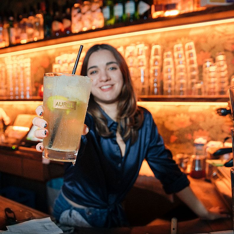 Hamburg: Woman with drink glass in bar, www.mediaserver.hamburg.de / DOUBLEVISION