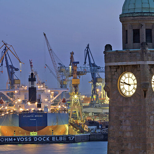 Harbour with Landungsbrücken,  www.mediaserver.hamburg.de / Christian Spahrbier