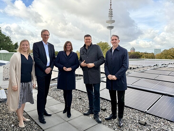 Besichtigung der CCH-Photovoltaikanlage durch Umweltsenatorin Katharina Fegebank und Finanzsenator Andreas Dressel | © Hamburg Messe und Congress