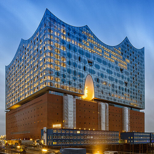 Nordostansicht der Elbphilharmonie am Abend, www.mediaserver.hamburg.de / Thies Raetzke