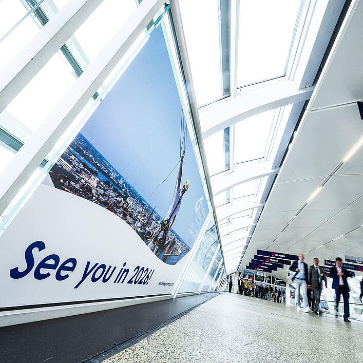 Skywalk der Hamburg Messe mit dem Logo der WindEnergy Hamburg und dem Schriftzug See you in 2026
