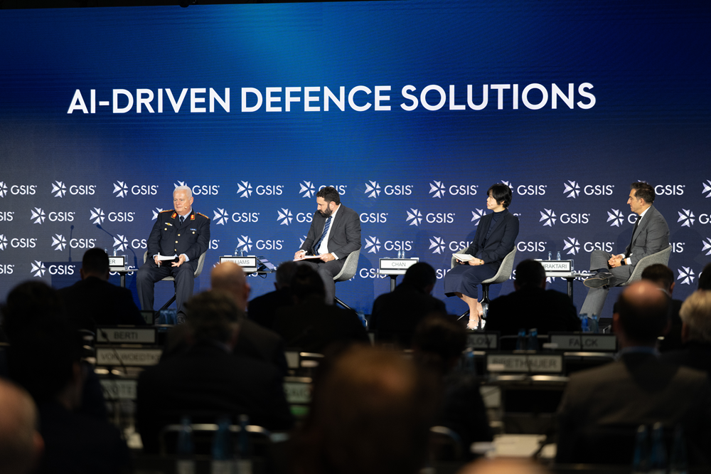 Podiumsdiskussion mit vier Personen auf der Bühne